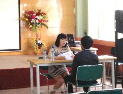 Lần lượt sinh viên Cao đẳng thực hành FPT Polytechnic tham đăng ký tham gia chương trình đã được cán bộ nhân sự của các công ty phỏng vấn trực tiếp. 