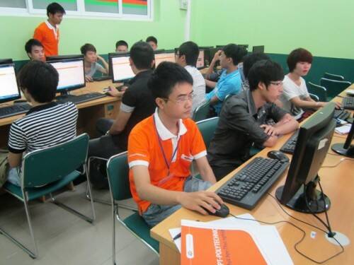 Sinh viên Cao đẳng thực hành FPT Polytechnic được đào tạo tiếng Anh theo chuẩn Top Notch của Anh Quốc. Sinh viên Cao đẳng thực hành FPT Polytechnic được đào tạo tiếng Anh theo chuẩn Top Notch của Anh Quốc.
