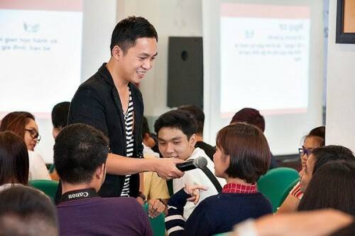 Sinh viên Cao đẳng thực hành FPT Polytechnic đặt câu hỏi cùng diễn giả.