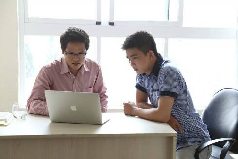Anh Mai Đức Phát (trái) và cựu nam sinh Võ Chí Tùng đều từng xuất thân dưới mái nhà FPT Polytechnic Hồ Chí Minh. 