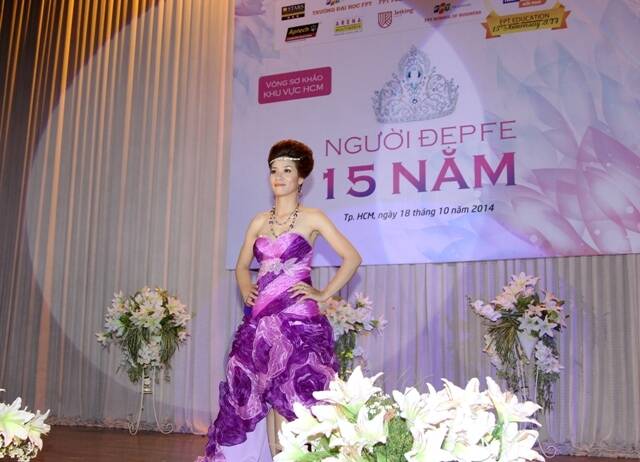 Chị Nguyễn Thị Thúy - Cán bộ phòng Công tác sinh viên FPT Polytechnic Hồ Chí Minh trong phần trình diễn trang phục dạ hội. 