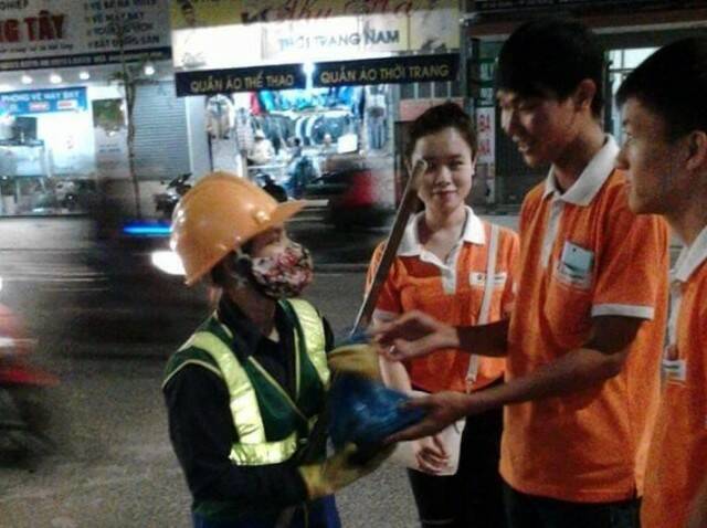 Các phần quà là bánh chưng và sữa được sinh viên Cao đẳng thực hành FPT Polytechnic Đà Nẵng trao tận tay cho các công nhân vệ sinh. Các phần quà là bánh chưng và sữa được sinh viên Cao đẳng thực hành FPT Polytechnic Đà Nẵng trao tận tay cho các công nhân vệ sinh.