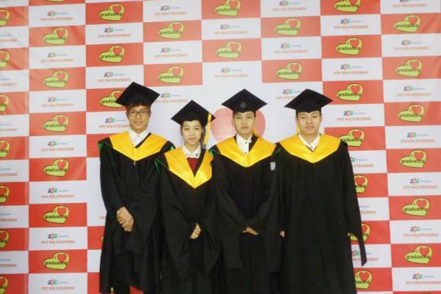 Nguyễn Đăng Huynh (đầu tiên bên tay trái), tại lễ tốt nghiệp Cao đẳng thực hành FPT Polytechnic Hà Nội. 
