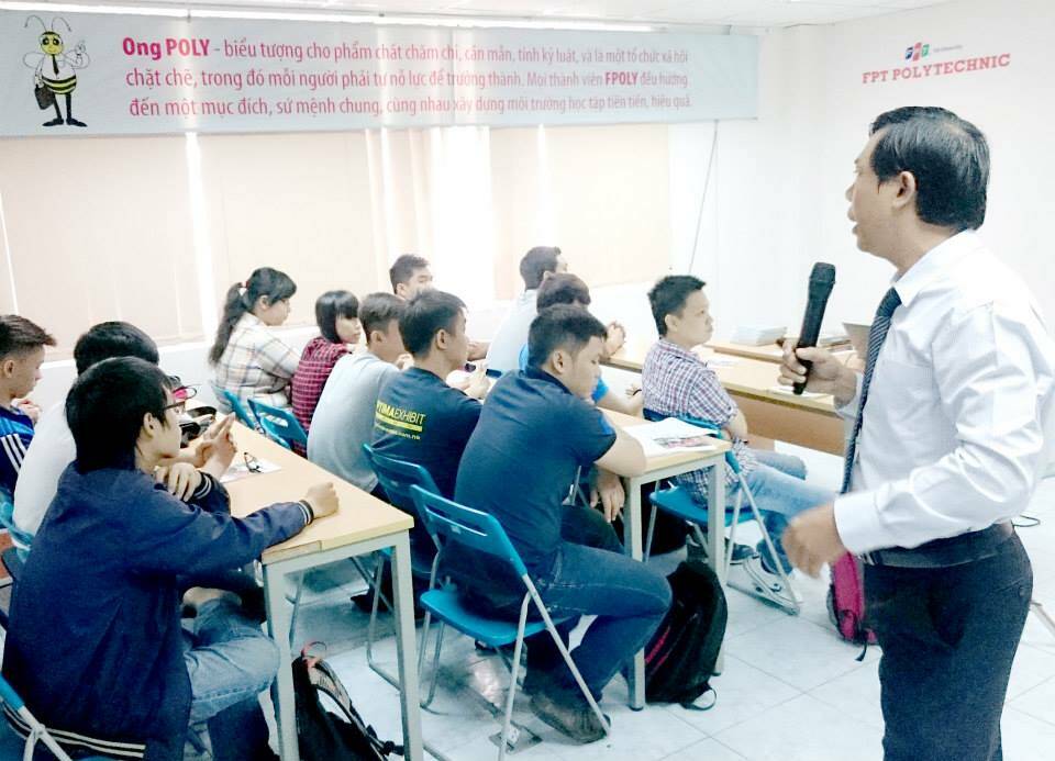 Thầy Tôn Thất Nhật Khánh – Giám đốc Cao đẳng thực hành FPT Polytechnic Hồ Chí Minh giới thiệu với tân sinh viên về quy chế đào tạo và phương pháp học tập. Thầy Tôn Thất Nhật Khánh – Giám đốc Cao đẳng thực hành FPT Polytechnic Hồ Chí Minh giới thiệu với tân sinh viên về quy chế đào tạo và phương pháp học tập.