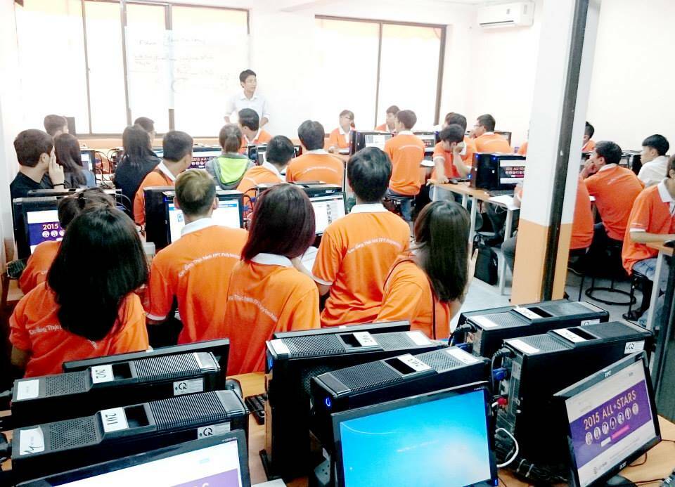 Tân sinh viên Cao đẳng thực hành FPT Polytechnic Hồ Chí Minh tham gia chương trình định hướng. Tân sinh viên Cao đẳng thực hành FPT Polytechnic Hồ Chí Minh tham gia chương trình định hướng.