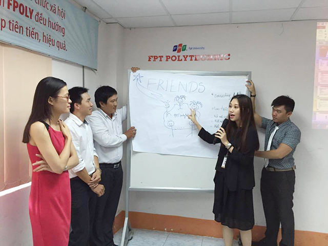 Trong khóa huấn luyện, các giảng viên Cao đẳng thực hành FPT Polytechnic Hồ Chí Minh đã tranh luận sôi nổi để đưa ra được cách  giảng dạy hiệu quả hơn.