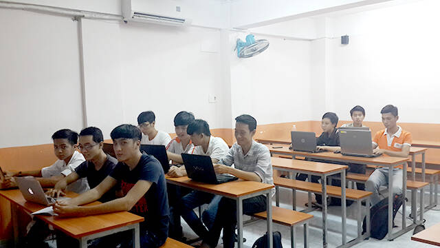 Sinh viên Cao đẳng thực hành FPT Polytechnic Hồ Chí Minh trong khóa học lập trình Java với Oop.