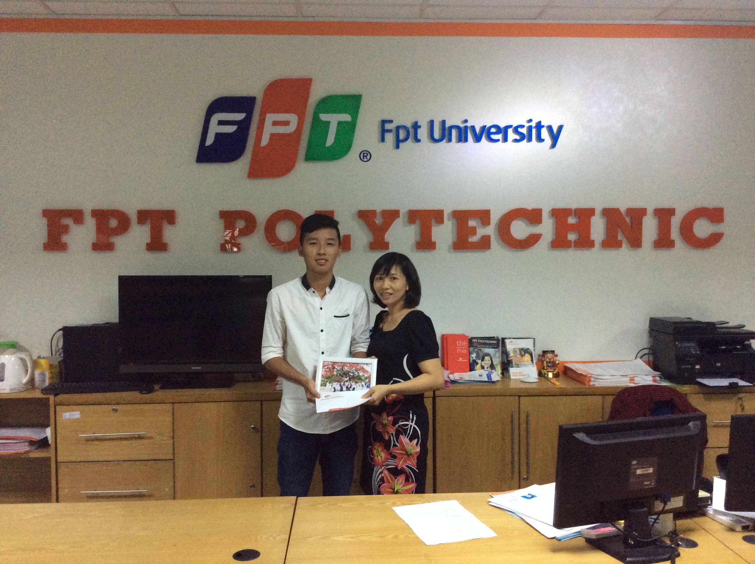 Trần Thiện Thanh Thiều nhận giải thưởng bình chọn từ Đại diện của FPT Polytechnic Tây Nguyên. 