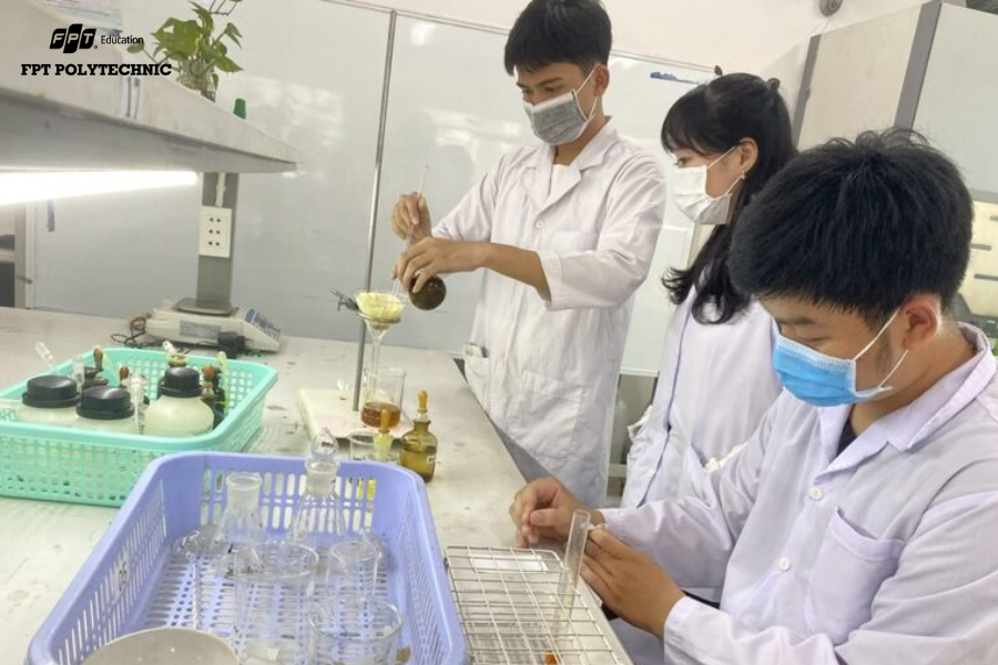 Học Cao đẳng ngành Dược mấy năm ra trường?