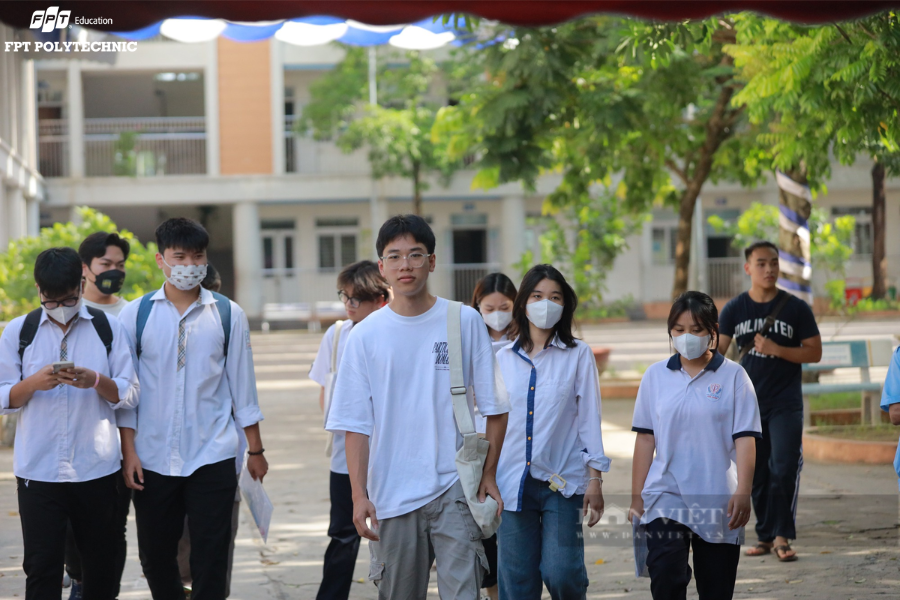 Hình ảnh thí sinh vui mừng sau kì th tốt nghiệp THPT 2024