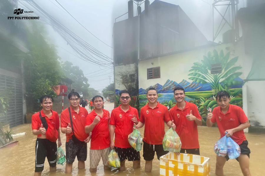 Sinh viên trường Cao đẳng FPT Polytechnic chung tay hỗ trợ người dân vùng lũ