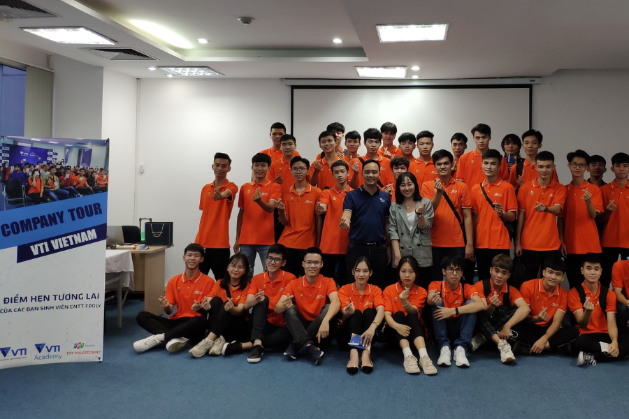 FPT Polytechnic tổ chức nhiều sự kiện lớn như Job Fair, Ngày hội việc làm, tọa đàm chuyên ngành, workshop giao lưu doanh nghiệp…. Đây là nơi sinh viên có thể kết nối trực tiếp với nhà tuyển dụng,
