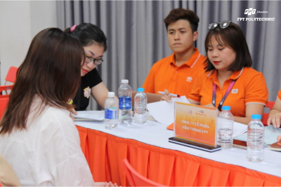 Chương trình đào tạo chuyên ngành lập trình ứng dụng Trí tuệ nhân tạo được thiết kế sát với thực tiễn, giúp sinh viên nhanh chóng bắt nhịp công việc.