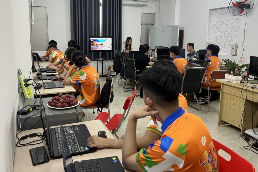 Lập trình ứng dụng trí tuệ nhân tạo là ngành học đặc thù, đòi hỏi môi trường học tập hiện đại, thiết bị mạnh mẽ và phần mềm chuyên dụng để sinh viên có thể thực hành hiệu quả.