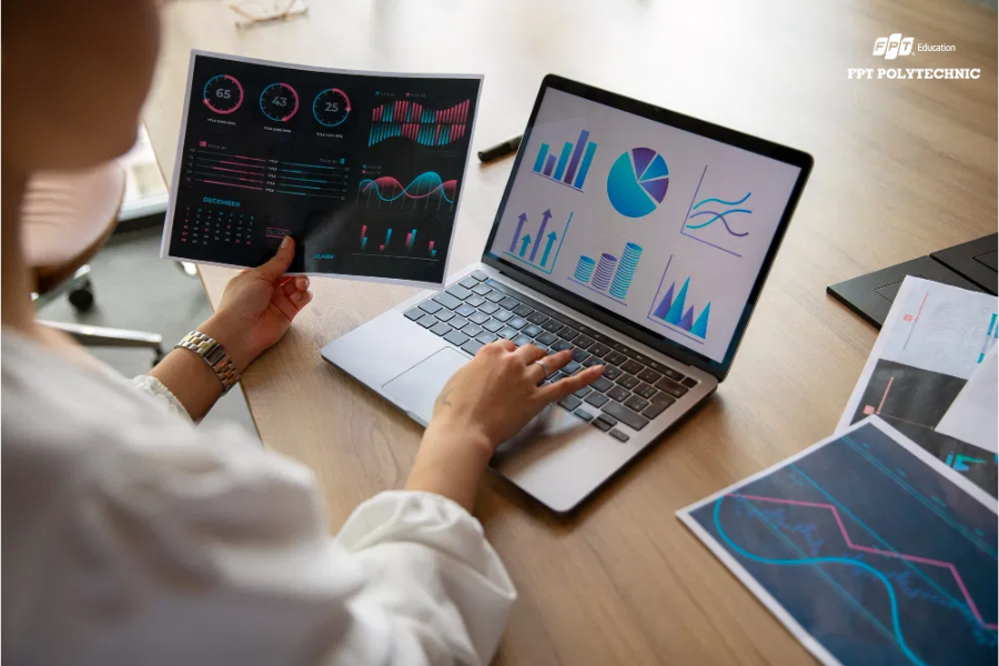 Data Analyst tập trung vào việc phân tích dữ liệu để hỗ trợ ra quyết định kinh doanh.