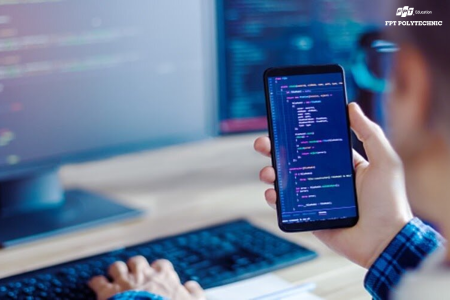 Lập trình mobile là lĩnh vực chuyên biệt trong ngành công nghệ thông tin, tập trung vào việc thiết kế và phát triển ứng dụng dành cho các thiết bị di động như smartphone, máy tính bảng.