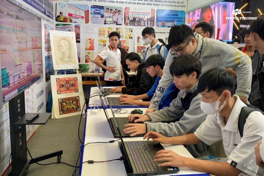 Thực trạng đào tạo chuyên ngành lập trình game tại Việt Nam đang phát triển mạnh với nhiều chương trình mới, nhưng vẫn cần nâng cao chất lượng giảng dạy và kết nối doanh nghiệp.