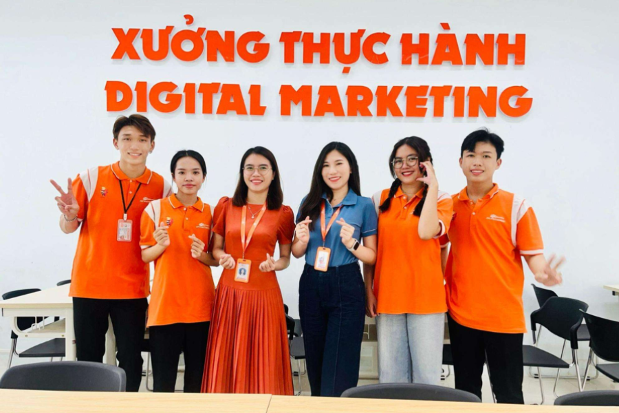 Phương pháp đào tạo chuyên ngành lập trình mobile kết hợp kỹ năng mềm giúp sinh viên phát triển toàn diện cả chuyên môn và năng lực làm việc thực tế.