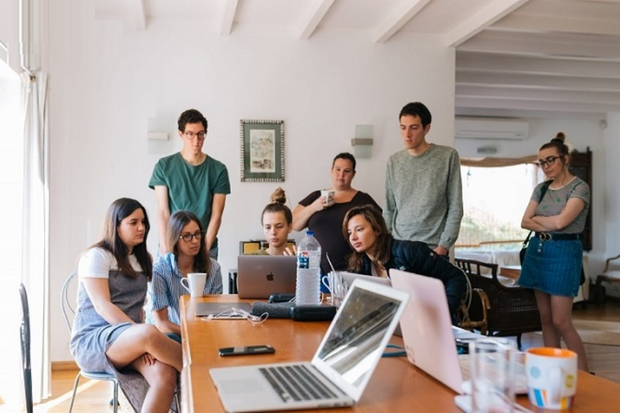 Fresher là giai đoạn đầu tiên khi bạn mới tốt nghiệp hoặc chuyển ngành sang lập trình mobile. Lúc này, bạn đã có kiến thức cơ bản về lập trình Android/iOS hoặc cross-platform nhưng kinh nghiệm thực tế chưa nhiều.