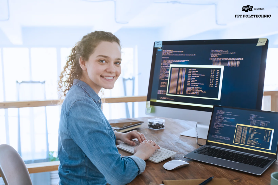 Một trong những lợi thế lớn nhất của lập trình web là nhu cầu tuyển dụng luôn ổn định.