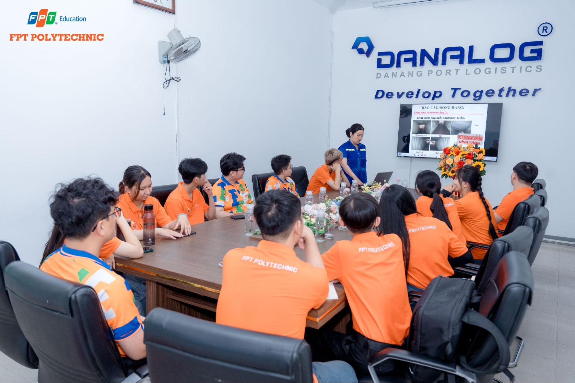 Sinh viên chuyên ngành Logistics FPT Polytechnic Đà Nẵng trải nghiệm nghề nghiệp, học từ thực tế - Cao Đẳng FPT Polytechnic