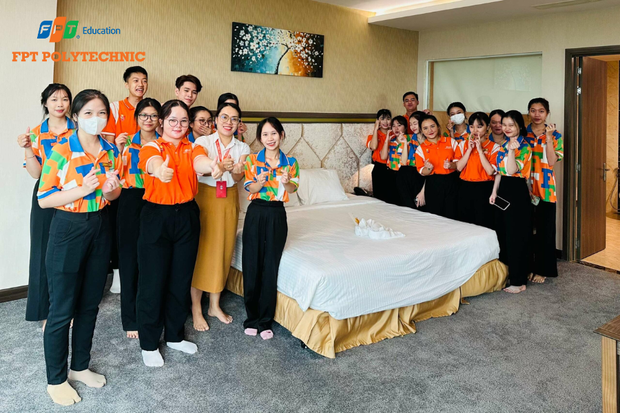 Sinh viên FPT Polytechnic học thực hành ngành Quản trị khách sạn