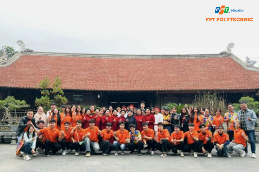 Sinh viên FPT Polytechnic học thực hành ngành Quản trị du lịch và lữ hành