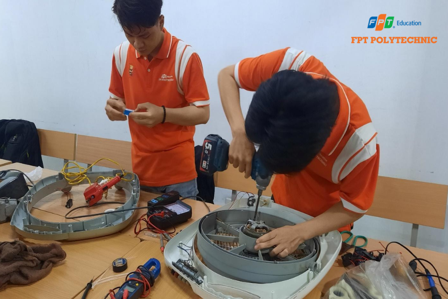 Sinh viên FPT Polytechnic đang học thực hành ngành Công nghệ kỹ thuật điện – điện tử
