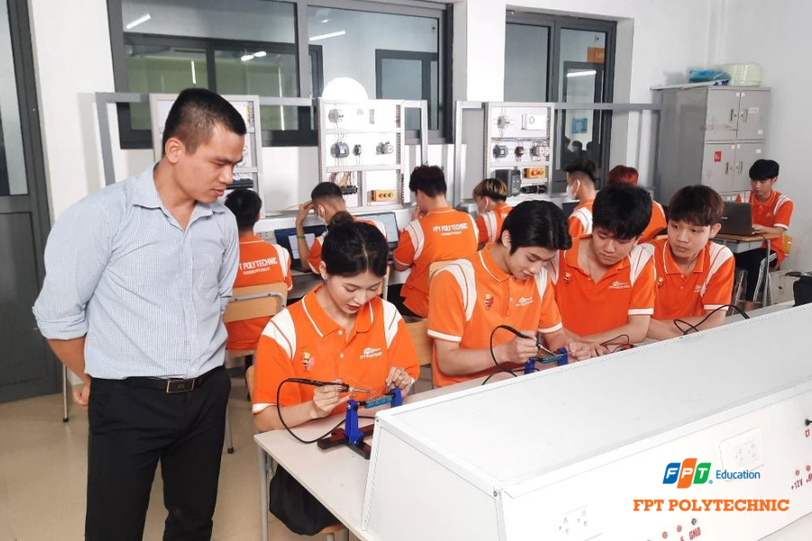 Sinh viên FPT Polytechnic đang học thực hành ngành Công nghệ kỹ thuật điện – điện tử