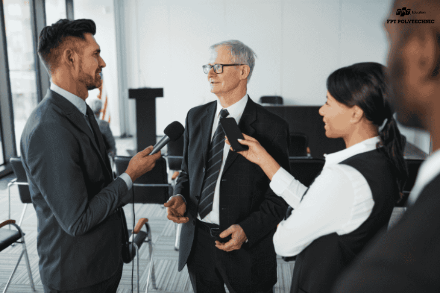 Sinh viên ngành tiếng Nhật có thể làm việc trong các cơ quan nhà nước, tổ chức phi chính phủ, hoặc công ty đa quốc gia với vai trò chuyên viên hợp tác quốc tế.