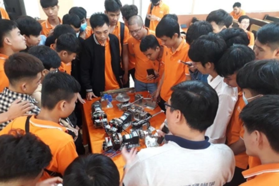 Tiết học thực hành ngành Công nghệ kỹ thuật điều khiển và Tự động hóa tại FPT Polytechnic?