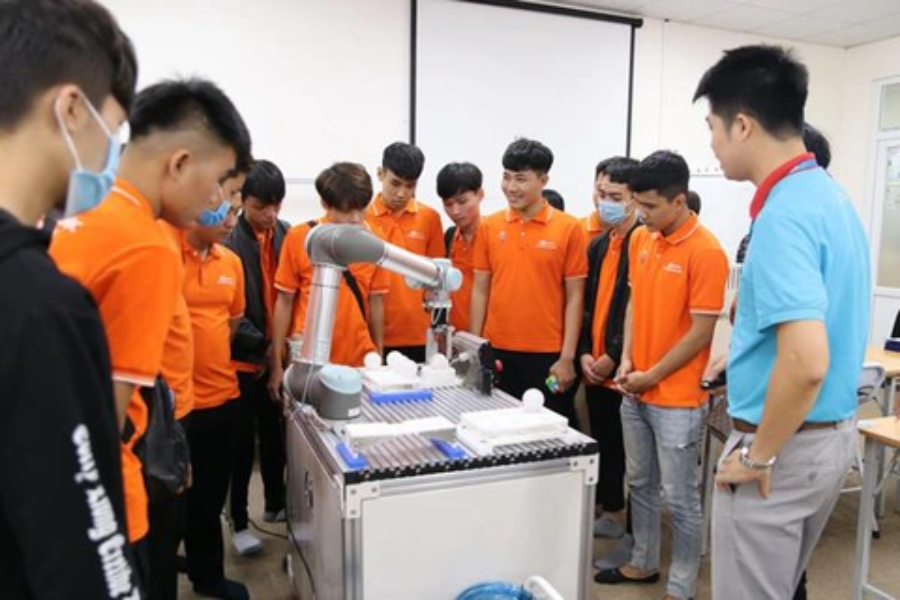 Sinh viên FPT Polytechnic học thực hành ngành Công nghệ kỹ thuật điều khiển và Tự động hoá