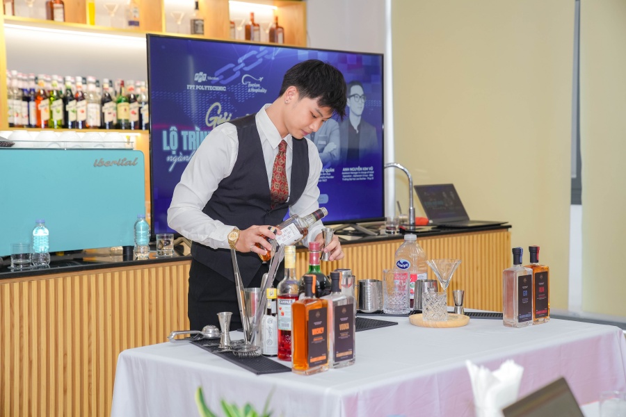 Sinh viên chuyên ngành Quản trị Khách sạn – Nhà hàng trong giờ học thực hành