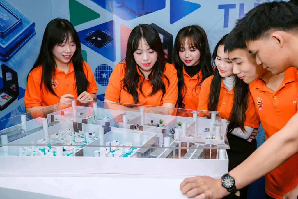 Sinh viên Trường Cao đẳng FPT Polytechnic tìm hiểu mô hình phòng thí nghiệm và quy trình sản xuất chip trong lĩnh vực công nghệ bán dẫn.