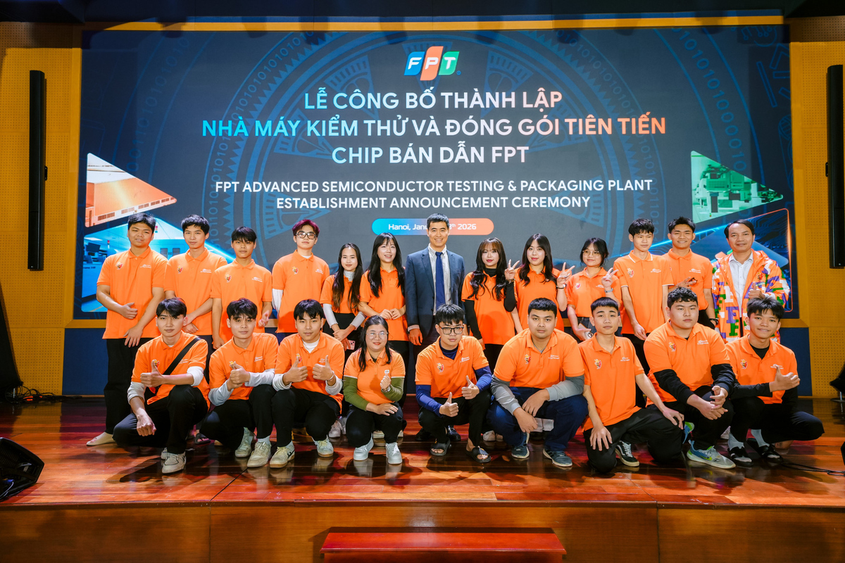 Ông Vũ Chí Thành – Hiệu trưởng Trường Cao đẳng FPT Polytechnic cùng sinh viên tham dự lễ công bố thành lập Nhà máy kiểm thử và đóng gói chip bán dẫn FPT.
