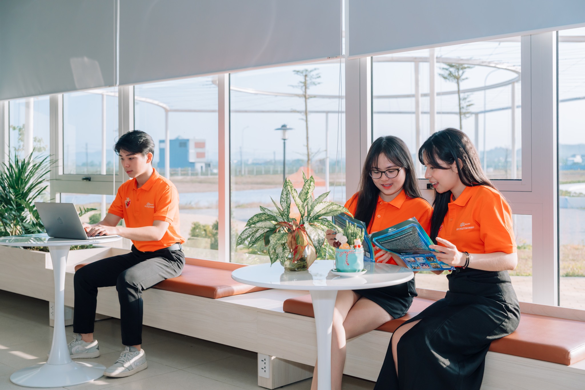 FPT Polytechnic Huế chú trọng đào tạo theo mô hình “Thực học – Thực nghiệp”, giúp sinh viên học nhanh, làm sớm.