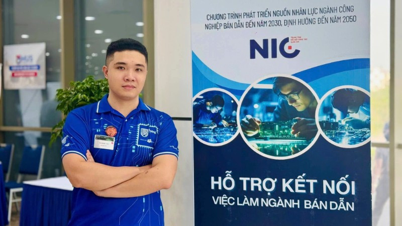 Vũ Khắc Hải (sinh năm 1996, Hải Dương cũ) học chuyên ngành thiết kế vi mạch bán dẫn (FPT Jetking), Viện đào tạo quốc tế FPT.