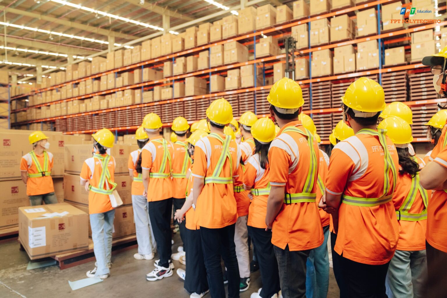 Sinh viên FPT Polytechnic trải nghiệm vận hành kho tại cảng logistics