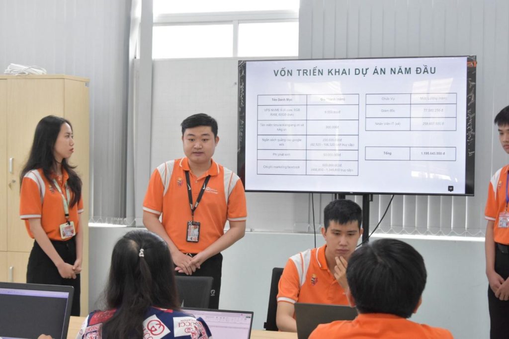 Sinh viên ngành Lập trình máy tính FPT Polytechnic Hà Nội trong giờ học dự án