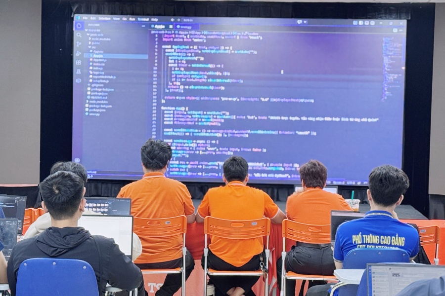 FPT Polytechnic: Nơi biến sinh viên Lập trình Mobile thành “người kiến tạo sản phẩm số”.