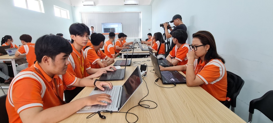 Sinh viên tiếp cận phát triển phần mềm theo từng giai đoạn rõ ràng tại FPT Polytechnic.