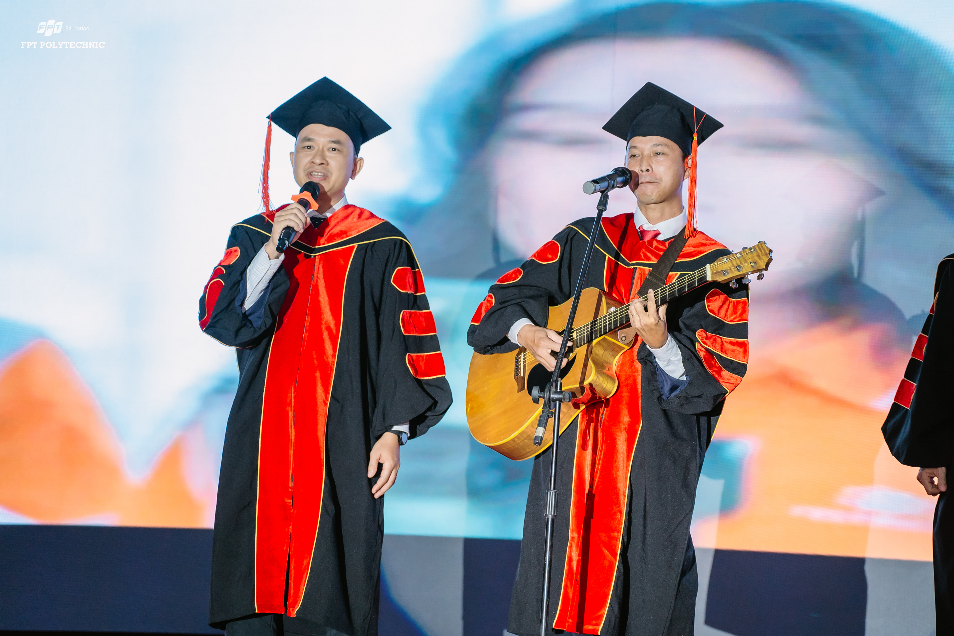 Từ phải qua là Thầy Trần Lý Anh Tuấn - Giám đốc Cao đẳng FPT Polytechnic Cần Thơ và Thầy Trần Minh Hùng - Trưởng Ban đào tạo trong phần trình diễn ca khúc “FPT Dòng sông lời thề