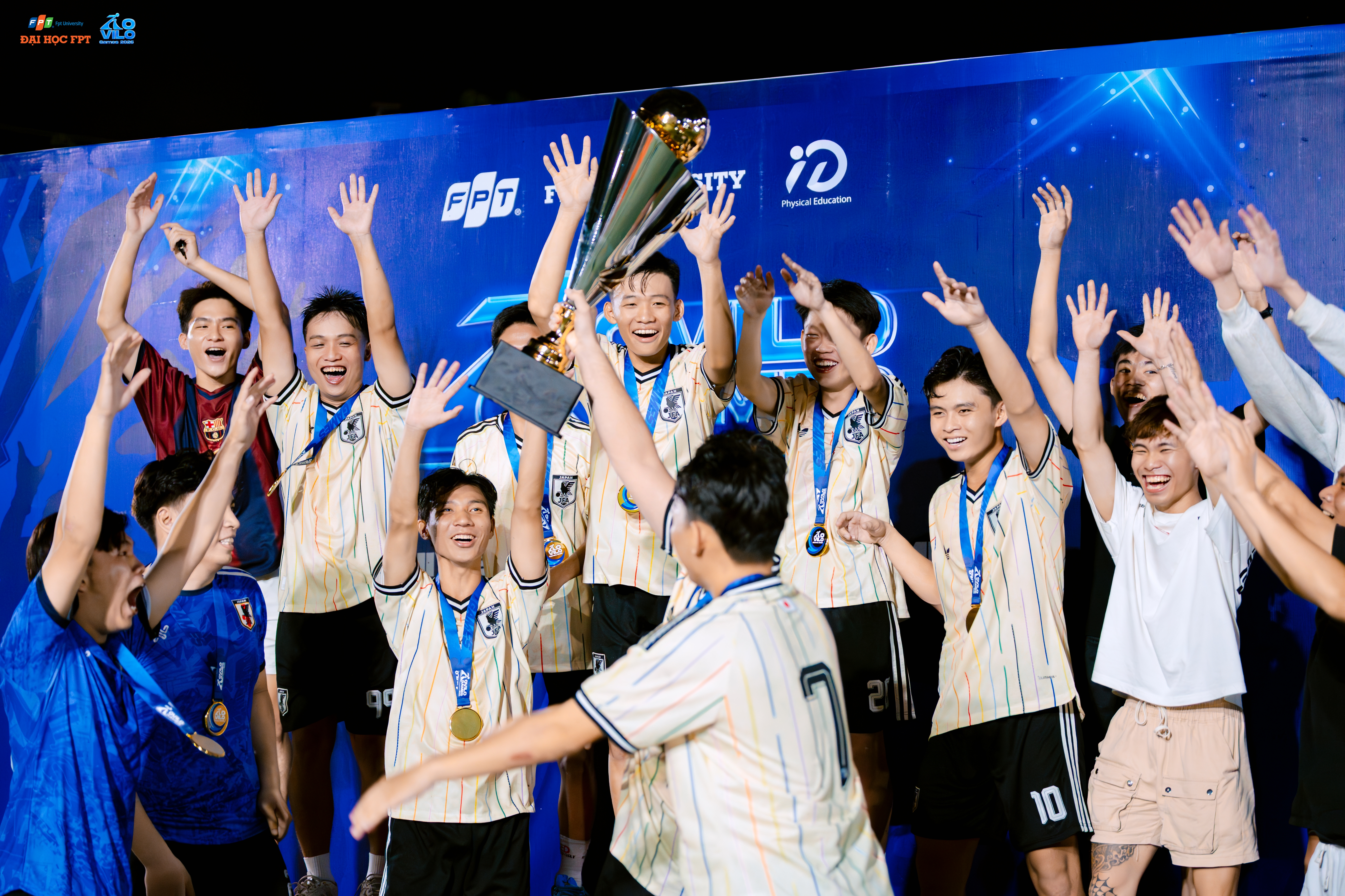 Khoảnh khắc nâng cúp vô địch giải Bóng đá nam Hovilo Games 2026 đầy nhiệt huyết