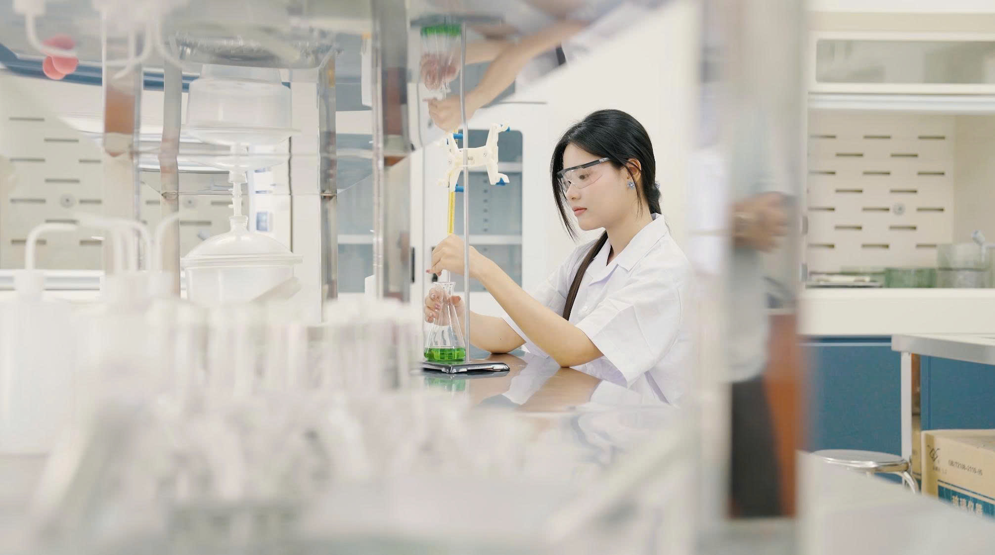 Phòng thí nghiệm Bào chế & Kiểm nghiệm: Thao tác kỹ thuật chuẩn xác