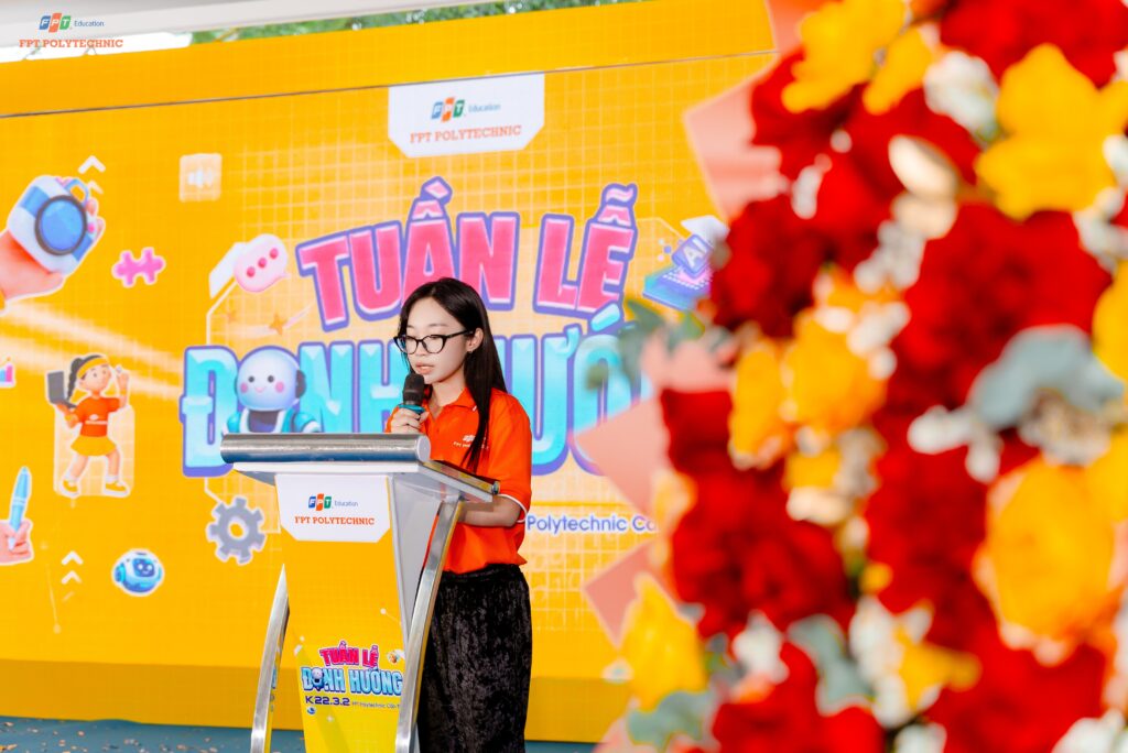 Bạn Tô Anh Thơ - Đại diện Tân Sinh viên K22.3.2 phát biểu trong Lễ Định Hướng