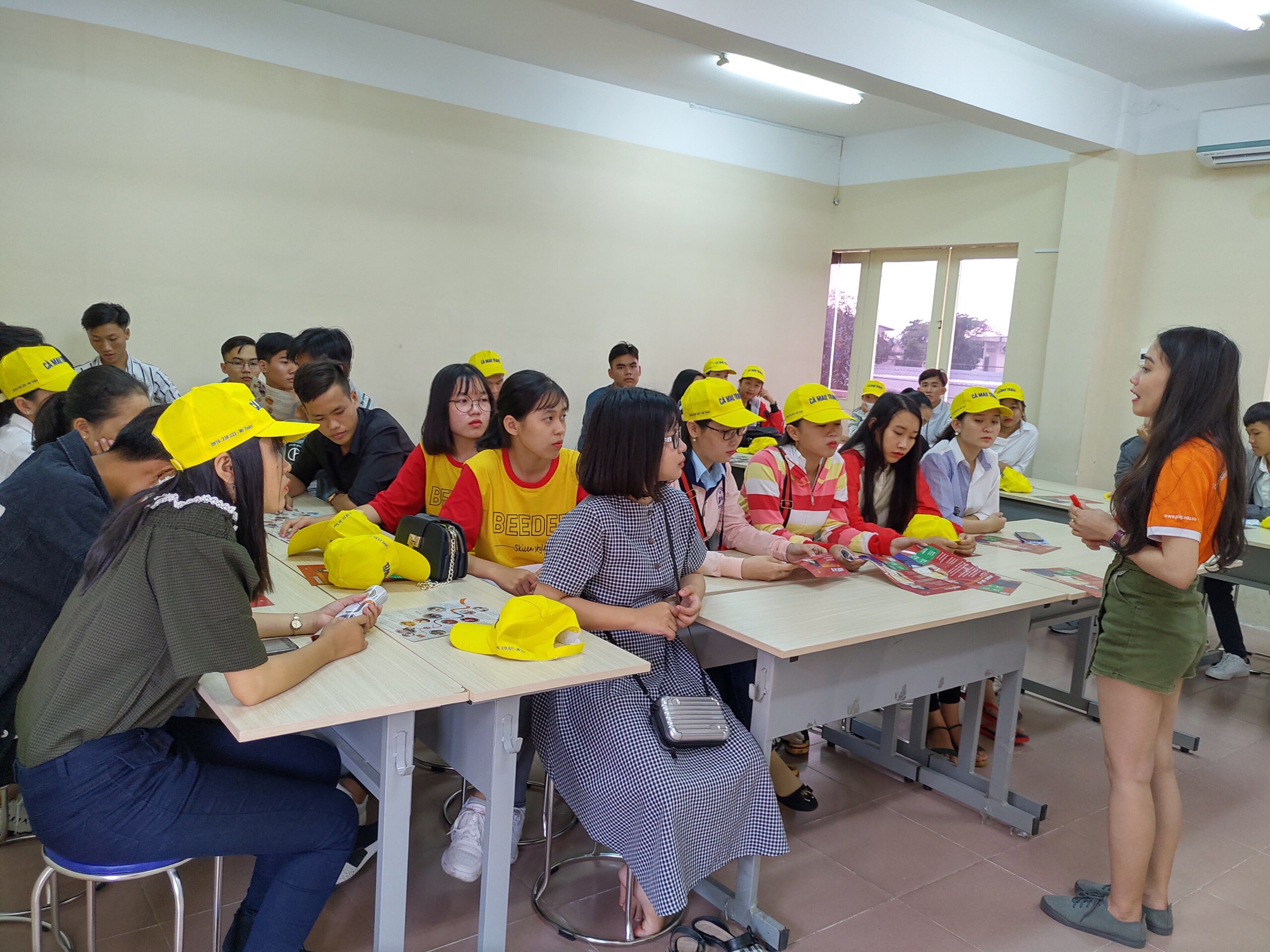 Các bạn học sinh chăm chú lắng nghe chia sẻ về các chuyên ngành và chương trình đào tạo tại Cao đẳng FPT Polytechnic Cần Thơ.