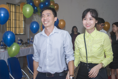 Nữ nhân viên FPT Polytechnic Hồ Chí Minh dẫn các cán bộ nhân viên, giảng viên nam vào hội trường trong không khí hào hứng, sôi nổi