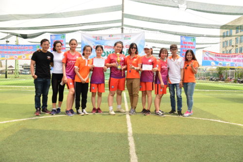 Đội FC Ong trường Milk vui sướng khi nhận cup vô địch của FC Ong Trường Milk