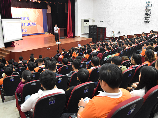 Anh Võ Duy Đức Minh - Trưởng Phòng Công tác sinh viên giới thiệu với các bạn tân sinh viên về hoạt động Công tác sinh viên.