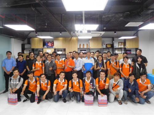 Sinh viên Cao đẳng FPT Polytechnic Hồ Chí Minh chụp hình lưu niệm với lãnh đạo Công ty IMT Solutions
